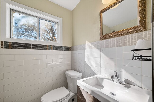 Building Photo - 302 W Shaw Ave