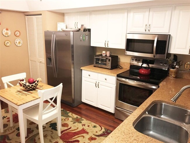 Building Photo - 577 Lakeside Dr