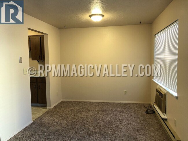 Building Photo - 747 Meadows Dr