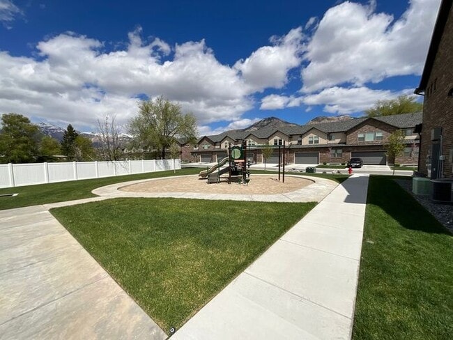 Building Photo - 2 bedroom 2 1/2 bath townhouse