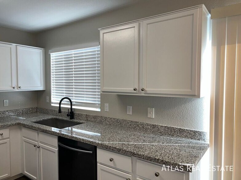 Building Photo - 841 E Lamonte St