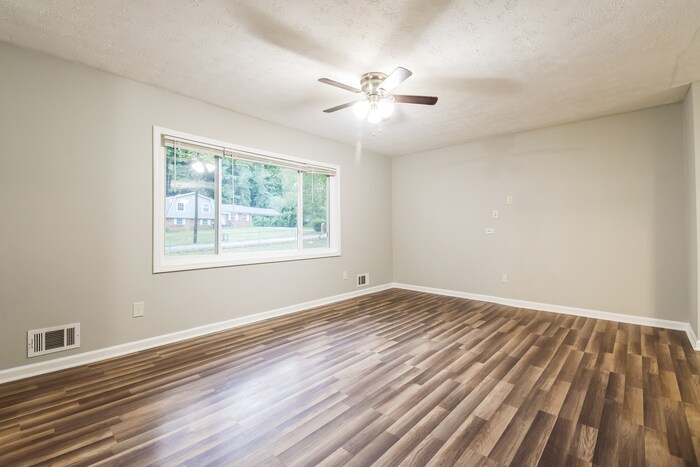 Building Photo - 191 Lucan Way