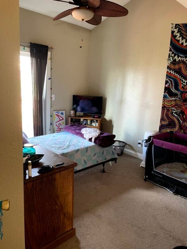 Building Photo - 3 bdrm/1 bath Country Ranch available April 1st!