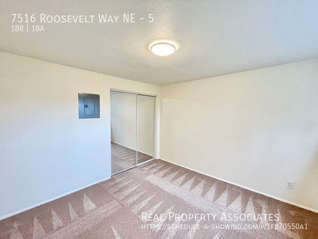 Building Photo - 7516 Roosevelt Way NE