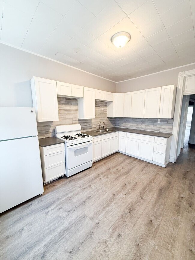 Building Photo - Modern 2 bed/1 bath apartment right off trendy Cherokee Street!