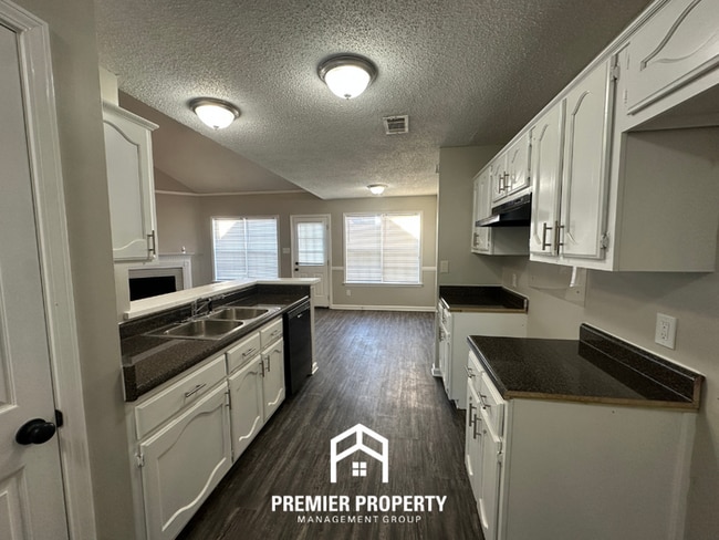 Building Photo - 4 Bedroom Home for Rent in Memphis, TN | High Ceilings, Stone Fireplace & 2-Car Garage