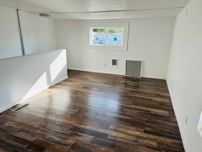 Building Photo - 415 16th St W