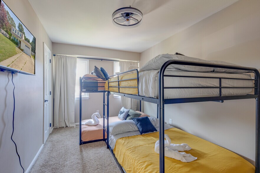 Building Photo - 302 Lampros Ct