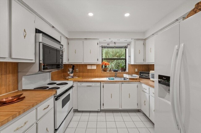 Building Photo - 16251 Golf Club Rd