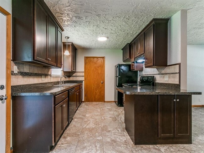 Building Photo - 212 S Mercedes Dr