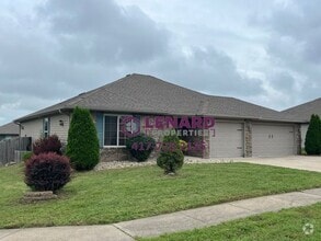 Building Photo - Beautiful 3 Bedroom House with Fenced in Y...