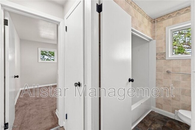 Building Photo - 1619 Struble Ave NE