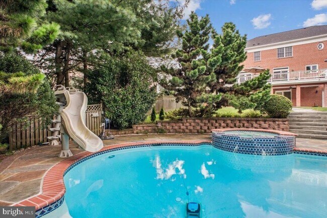 Building Photo - 9917 Kendale Rd