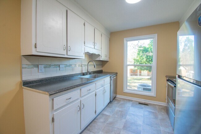 Building Photo - 3 Bedroom 2 Bathroom Fully Updated!!