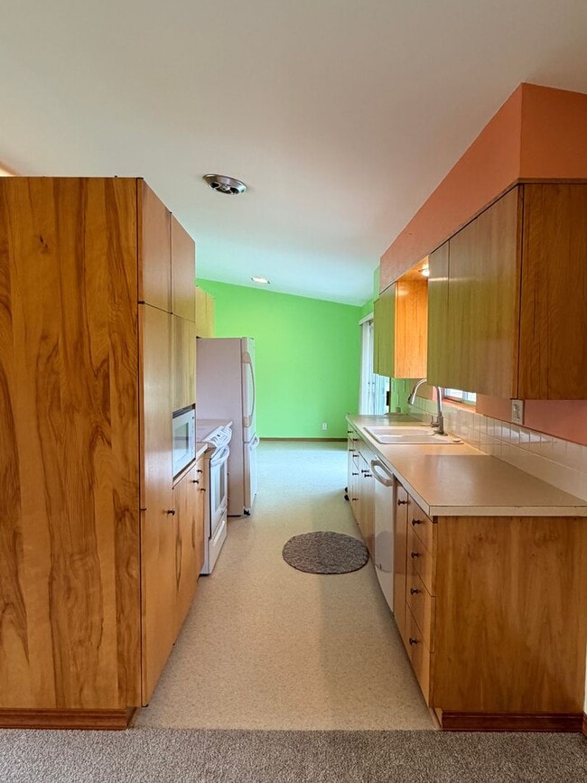 Building Photo - Country like setting! Spacious 3+ bed/ 1.5 bath house with garage, large yard, private deck and a...