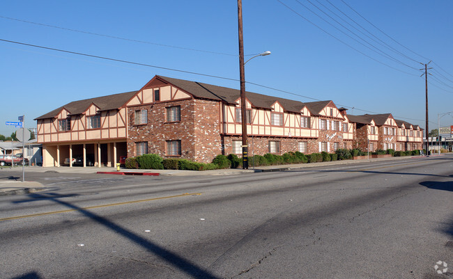 Building Photo - The Chateau Apartments