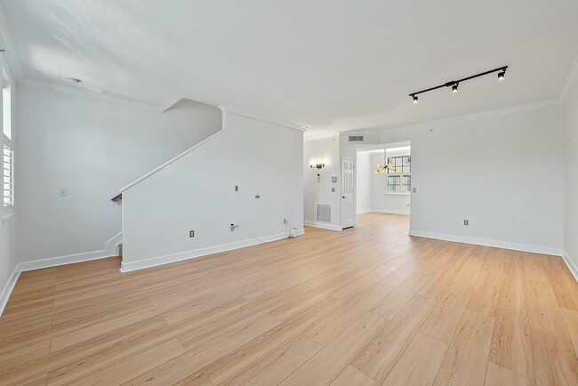 Building Photo - 634 Fern St