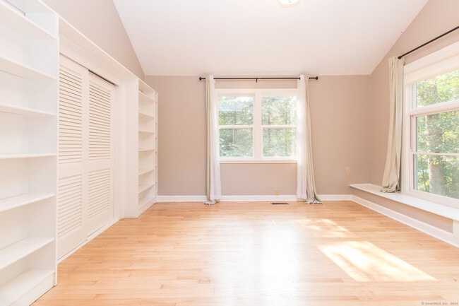 Building Photo - 211 New Canaan Rd