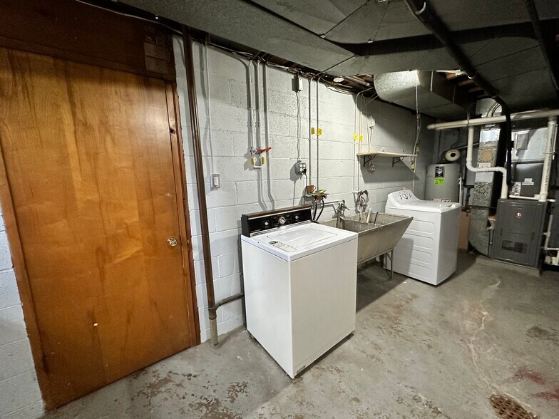 Building Photo - 2751 Dwight Ave