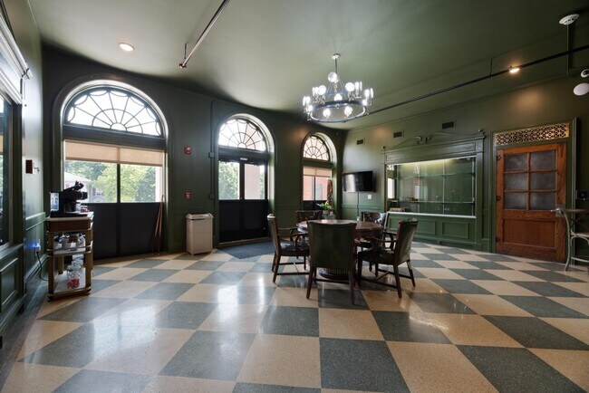 Building Photo - 301 N Mulberry St