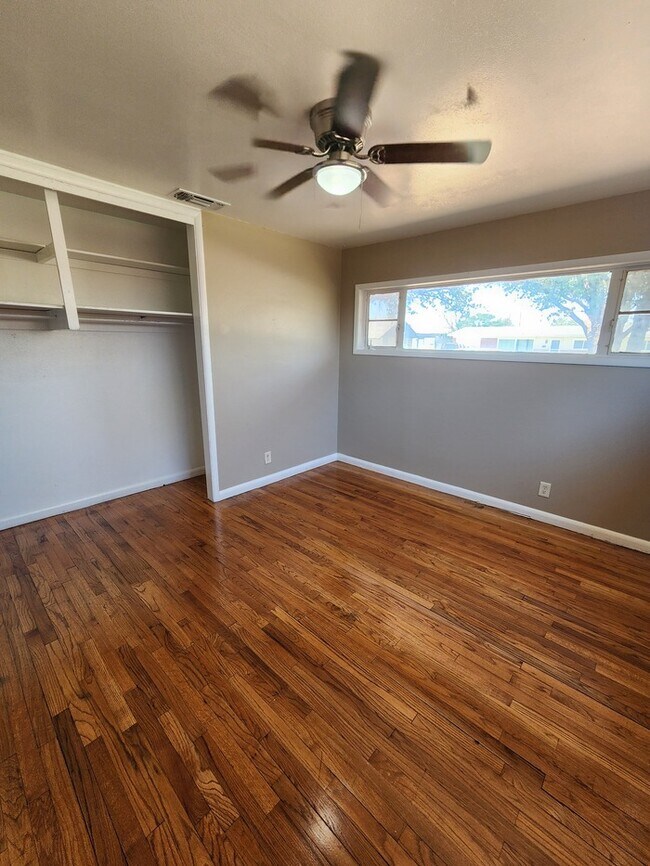 Building Photo - 3 bed 2 bath home with 1 car garage
