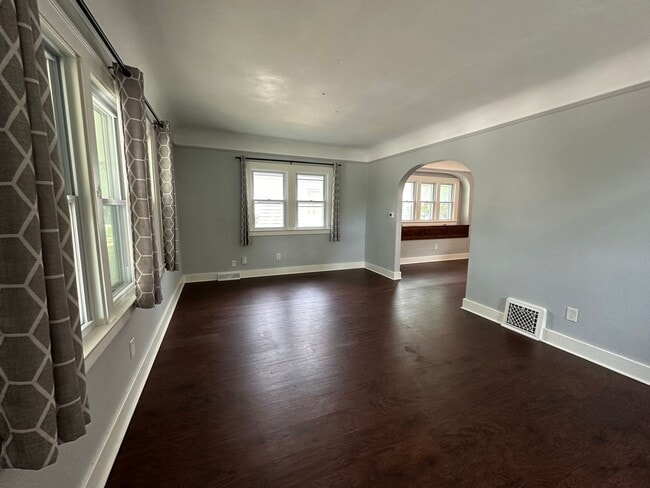 Building Photo - Adorable Three Bedroom Home with Central Air!