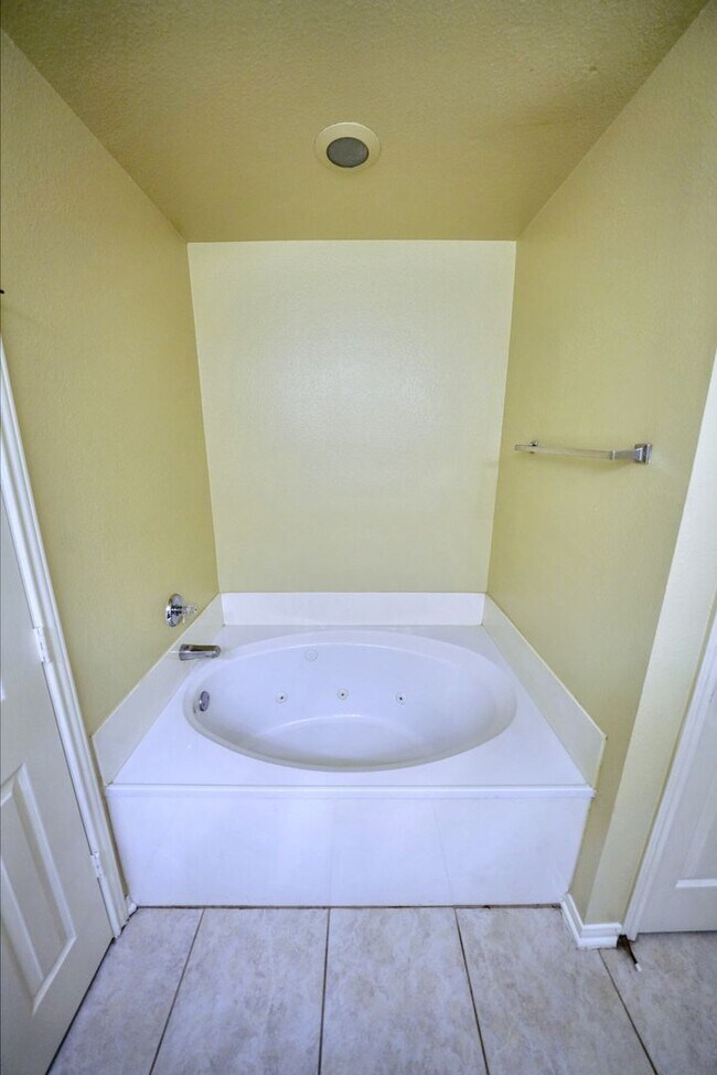 Building Photo - Beautiful Rental now available in Thistle Creek (Schertz) - 5 Bedrooms! Realtor Commission: $750