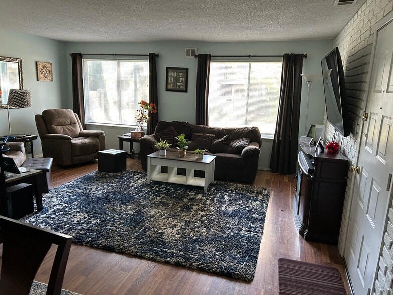 Primary Photo - 236 Springmeadow Dr