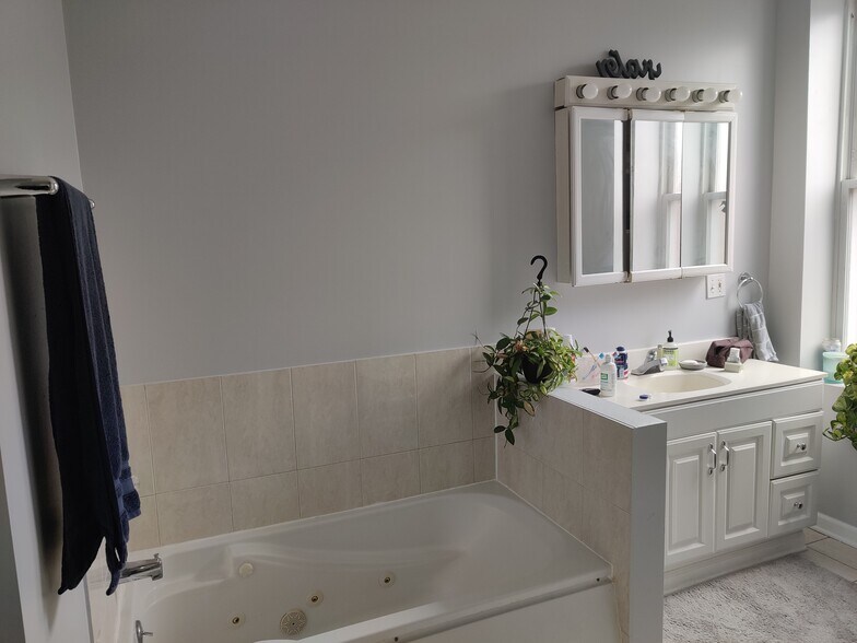 Ensuite bathroom - 1222 E 64th St