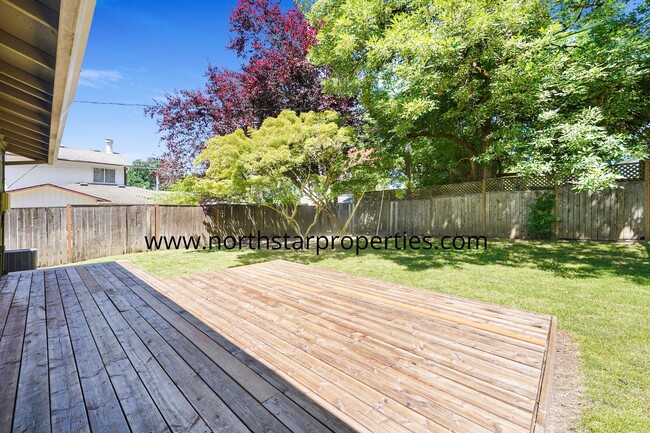 Building Photo - Quaint Lake Oswego Ranch