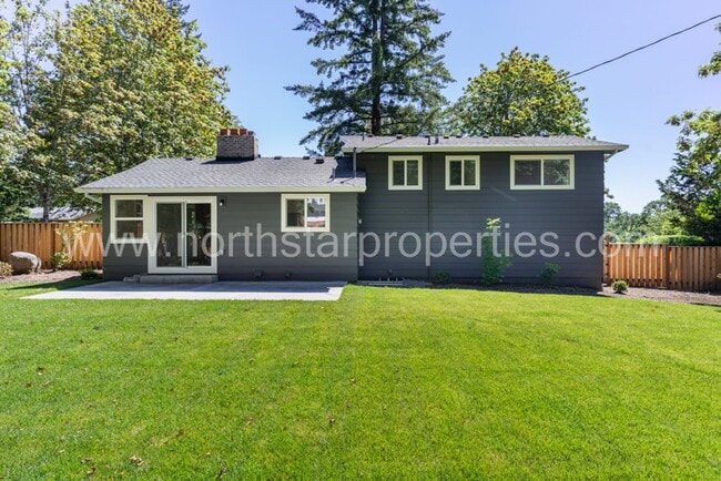 Building Photo - Exceptional Remodel Near Waluga Park
