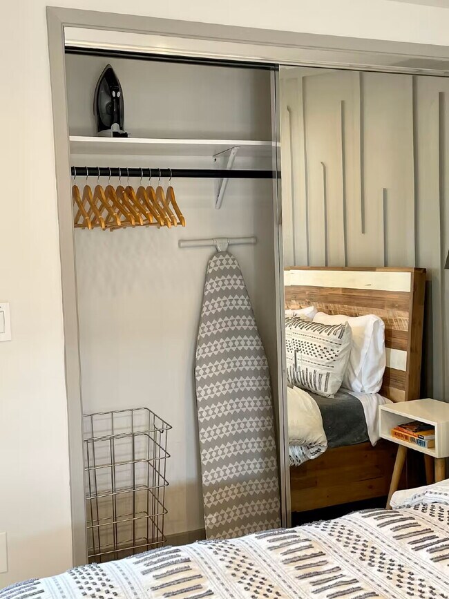 Building Photo - Fully Furnished, Turn Key North Clairemont | Vaulted Ceilings & Private Patio