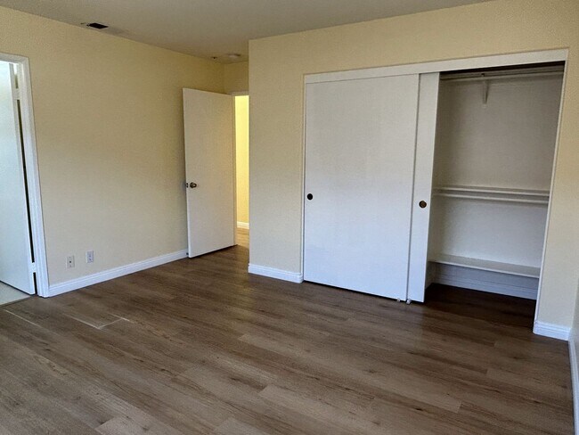 Building Photo - Cozy 3 bedroom Condo in the most demanded ...