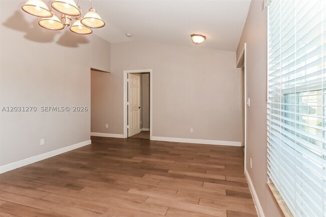 Building Photo - 526 SW Dahled Ave