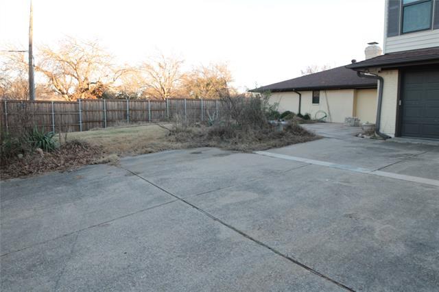 Building Photo - 1701 Midcrest Dr