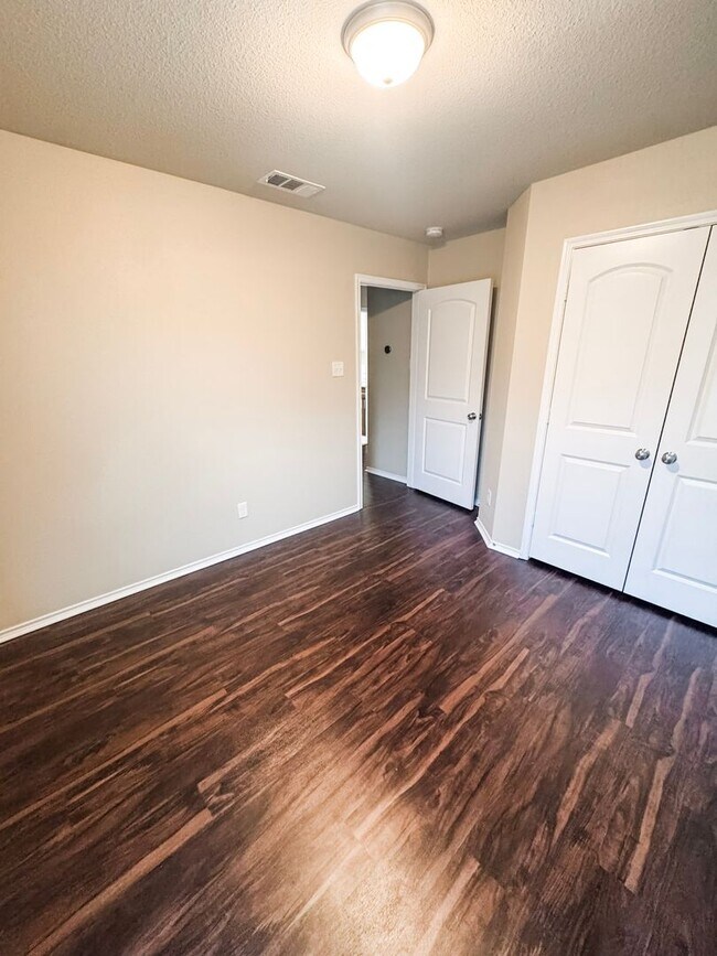 Building Photo - Quiet 3/2 House in Meadowcreek w/ Aug Move in!