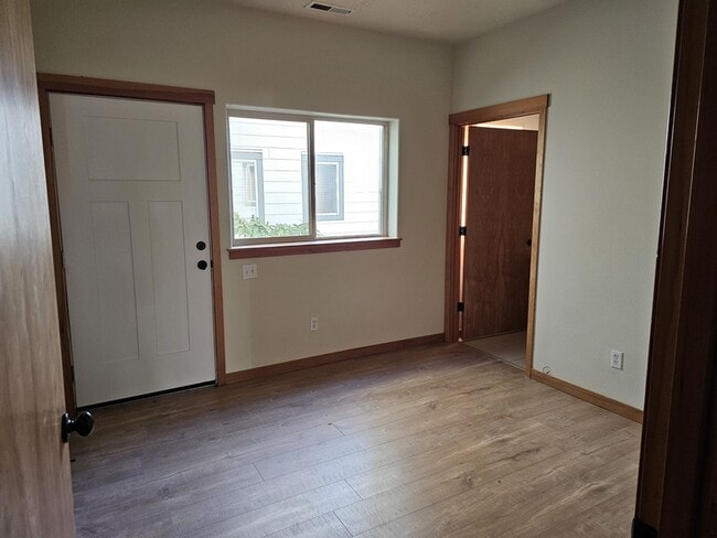 Building Photo - 511 NE 84th Cir