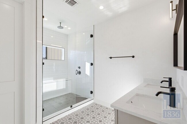 Building Photo - 4701 Sara Dr