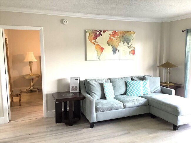 Building Photo - 4174 Inverrary Dr