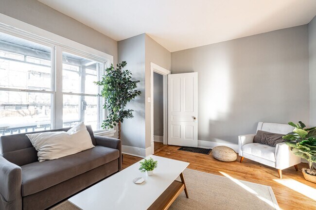 Building Photo - Rare Kenwood townhome, Across from Campus