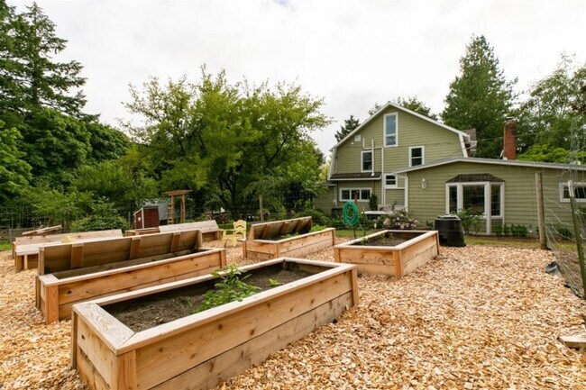 Building Photo - Beautifully Renovated 5 Bedroom Farmhouse outside of Newberg