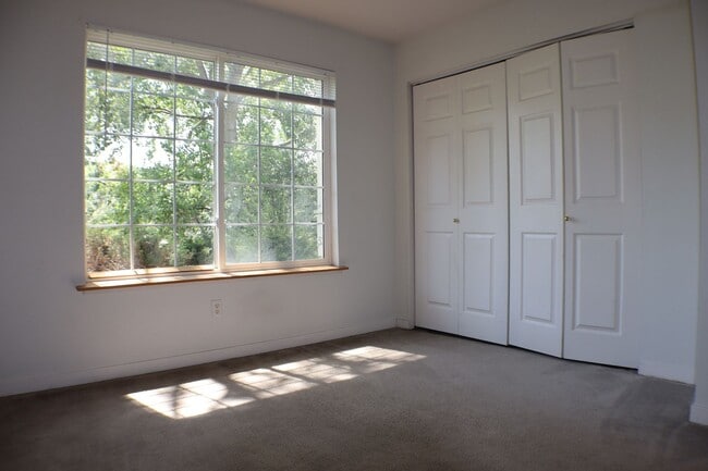 Building Photo - Charming Ground-Level Condo with Scenic Vi...
