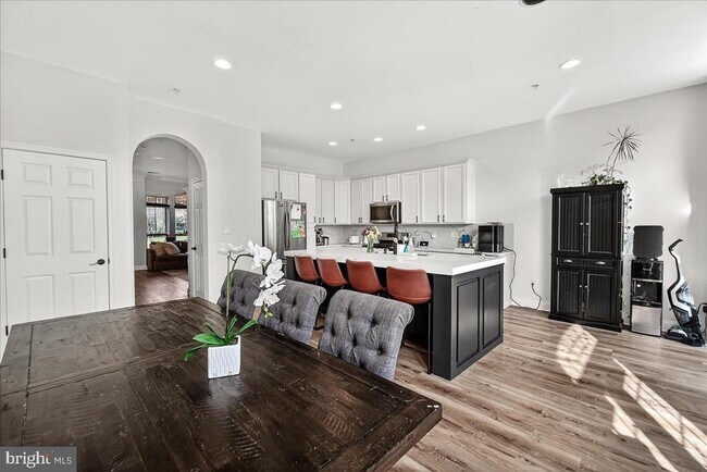 Building Photo - 910 Featherstone St