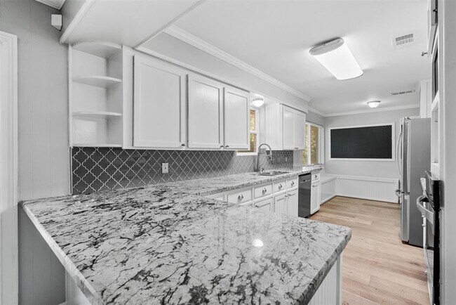 Building Photo - 5019 Oak Forest Dr