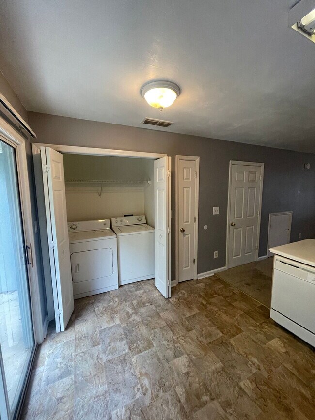 Building Photo - 2/2.5 Townhouse off Tennessee Street - Washer and Dryer in unit