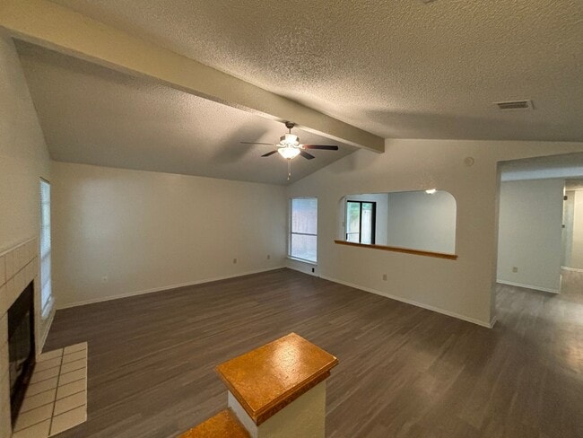 Building Photo - 3/2 in the Heart of North Austin!
