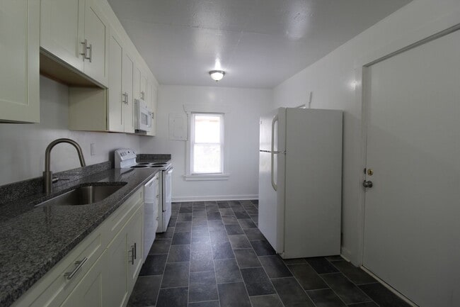 Building Photo - October Free On This 2 Bedroom 1 Bath Bung...