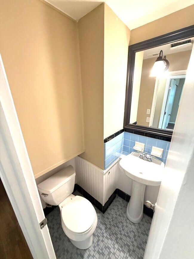 Building Photo - ** 3 Bed 1.5 Bath located off Zelda Road**...