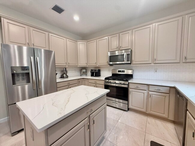 Building Photo - 212 Lone Pine Dr