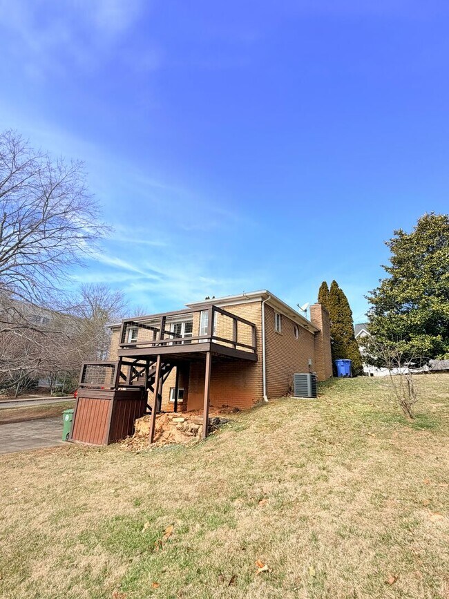 Building Photo - 3 Bed, 2 Bath Pet Friendly Downtown Asheville Location, Available Now - Lawn Care Included!